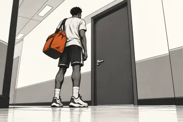 フロントオフィスの廊下に立つ若手選手の後ろ姿