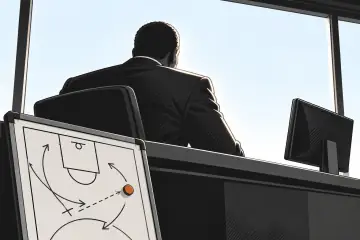 テレビ解説席に座るケンドリック・パーキンスの後ろ姿