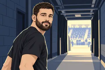 アリーナの通路を歩くジョン・コンチャー