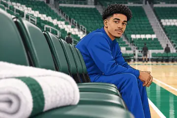 ベンチ端に座りコートを見つめるベン・シェパード